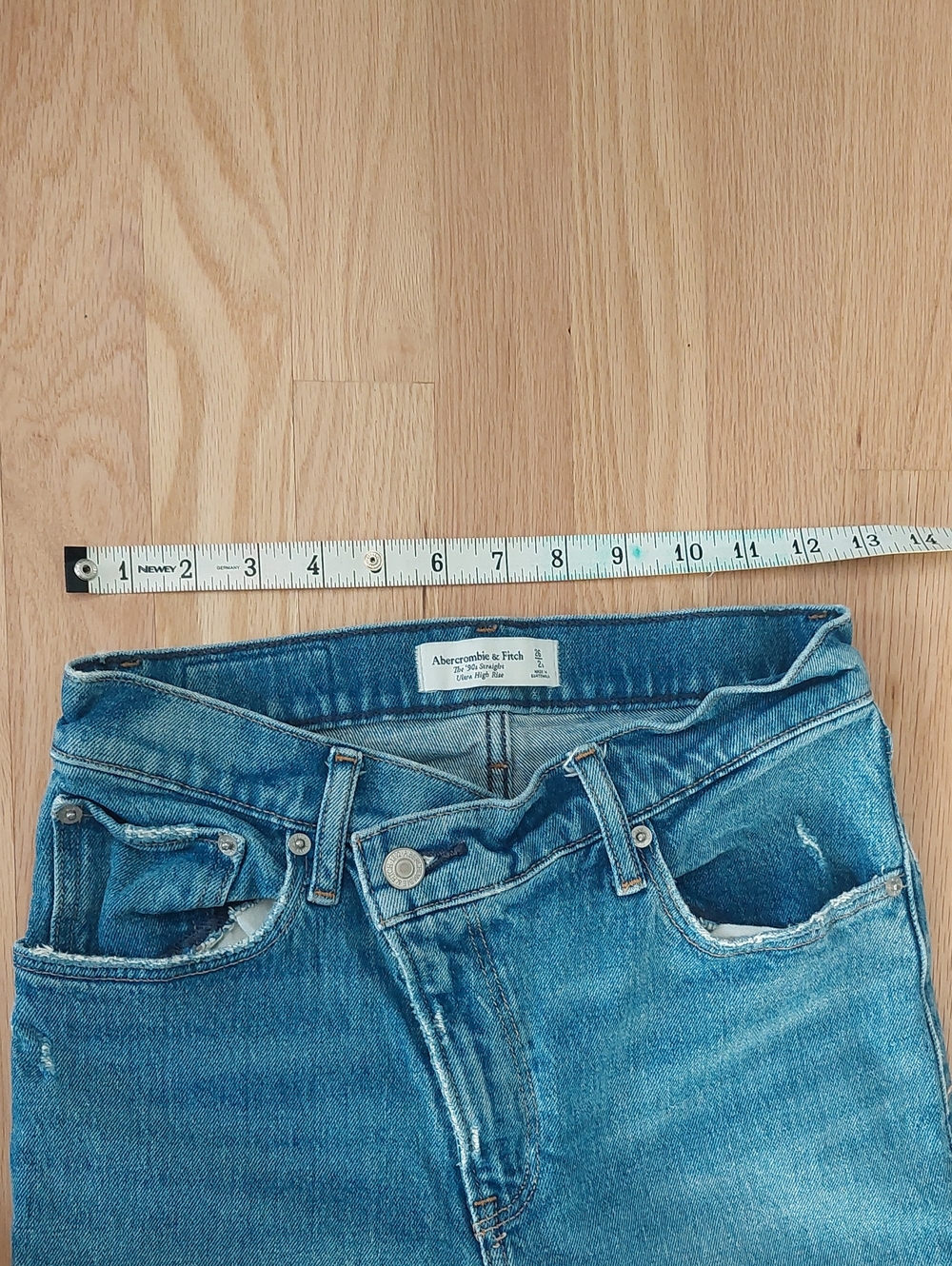 Abercrombie & Fitch Women's High-Rise Straight Jeans in Light Blue Wash - Picture 5 of 12